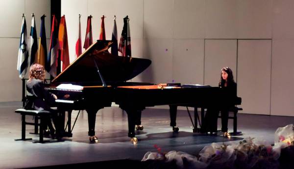 Al piano Katia y Marielle Labèque Comienza el Concurso