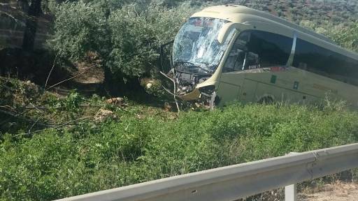 Un aparatoso accidente de autobús deja tres heridos