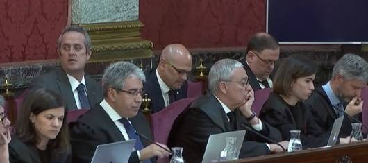 “PROCÉS”. Vista de los abogados durante una sesión del juicio, con Raül Romeva y Oriol Junqueras, al fondo. 