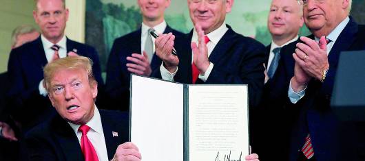 CON LOS MEDIOS. Firma histórica entre Trump y Netanyahu. 