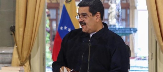 RESISTENCIA. Nicolás Maduro en una rueda de prensa con varios libros a su alrededor.