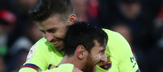 EQUIPO. Piqué celebra con Messi el gol ante el Girona.