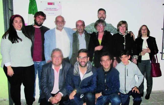 ORGULLO. Hijos y otros familiares de Pura Perálvarez, ante la placa descubierta en la inauguración.