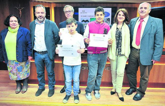 PREMIOS. Angiolina Colinas, José María Pérez Monguió, Juan Carlos García, Mercedes Aranzana, Juan Balbín y los niños galardonados, Salvador García e Isaac García.