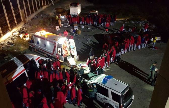 Ciento ochenta y cinco subsaharianos intentan llegar a Ceuta en la víspera de Navidad.